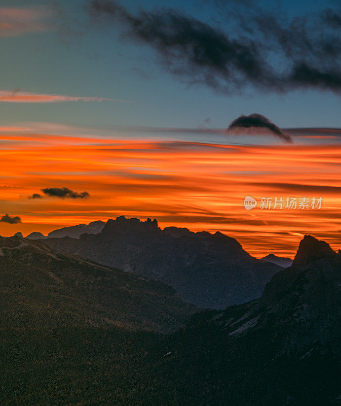 来自意大利Dolomites的Tre Cime di Lavaredo (Drei Zinnen)五彩缤纷的日落景观